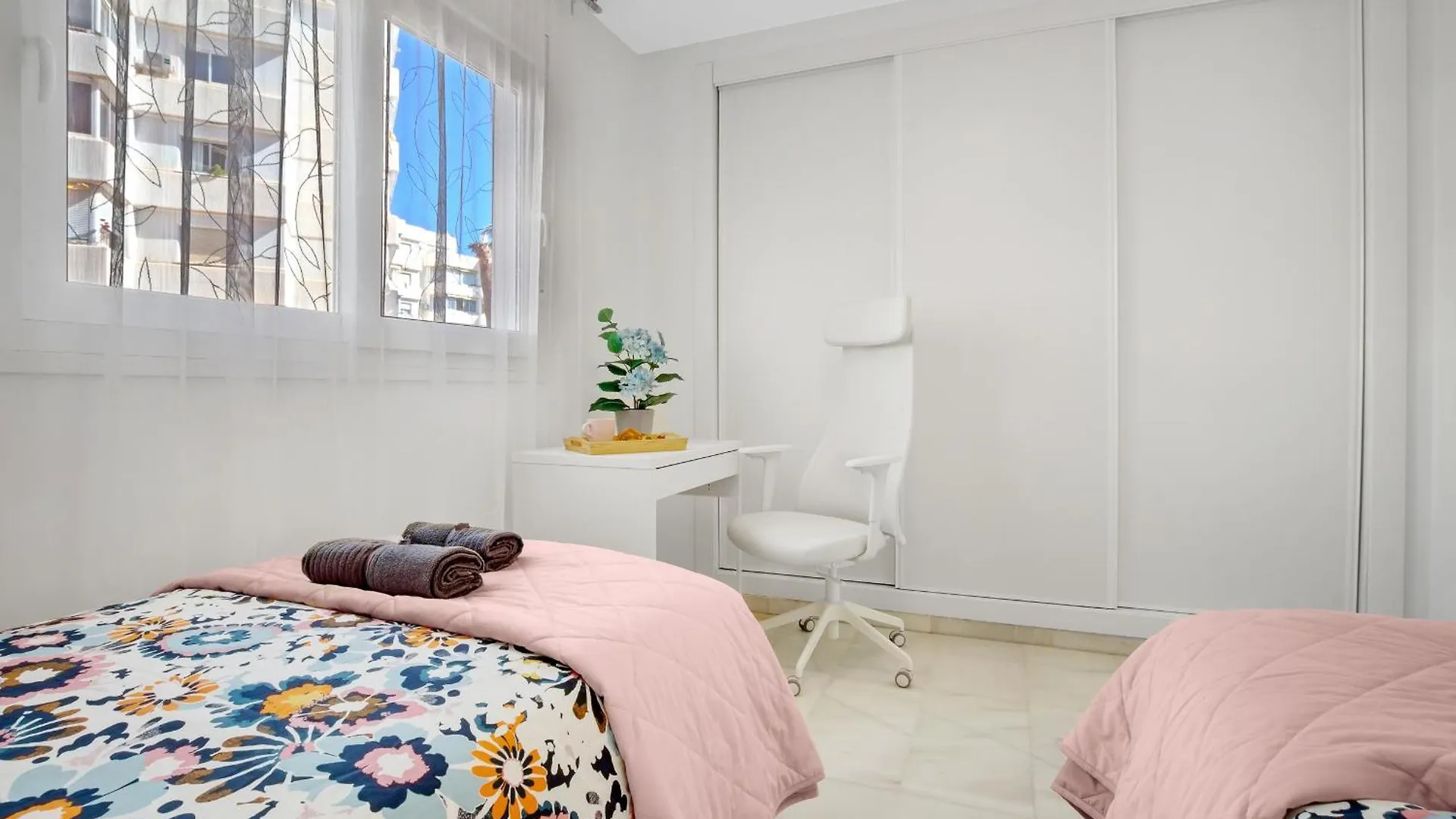 The Charming Oasis! 2 Bedrooms - By Hellodomik Benalmádena Apartament