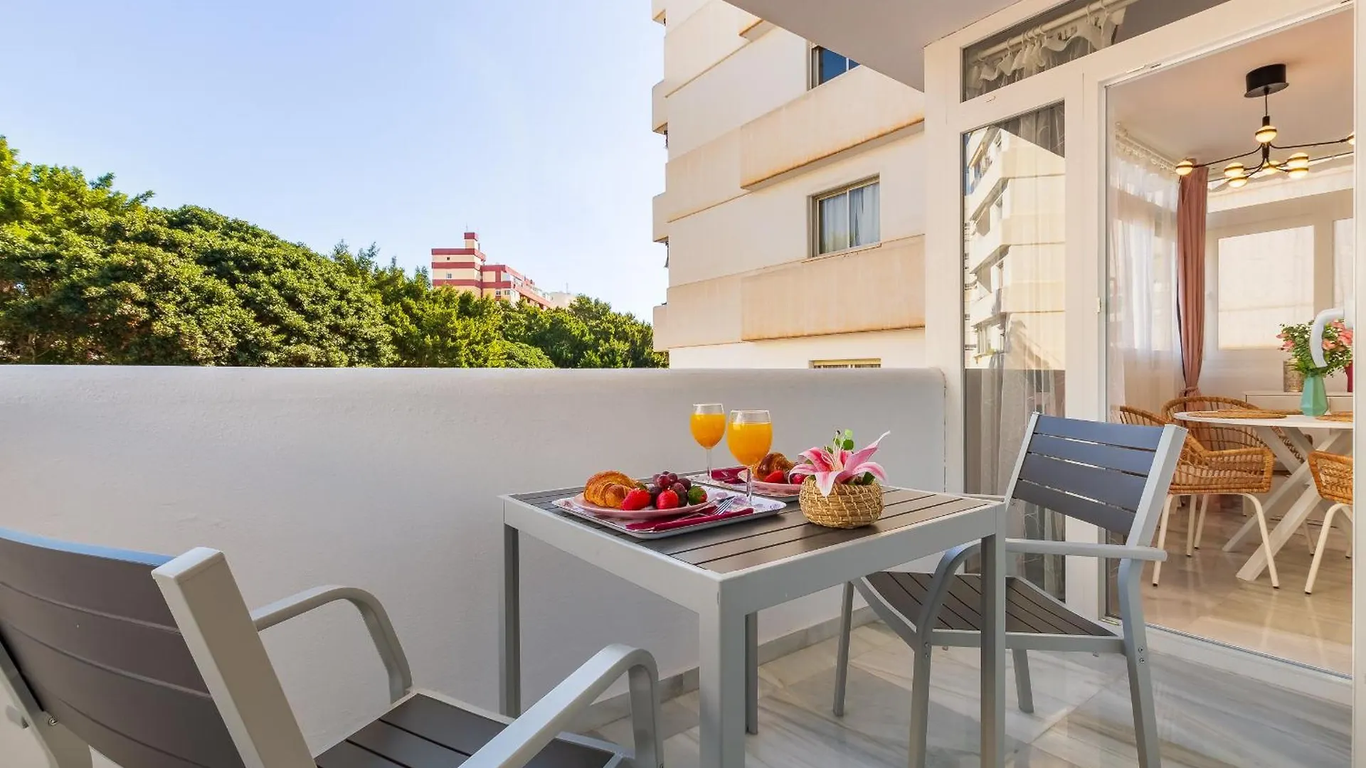 The Charming Oasis! 2 Bedrooms - By Hellodomik Benalmádena